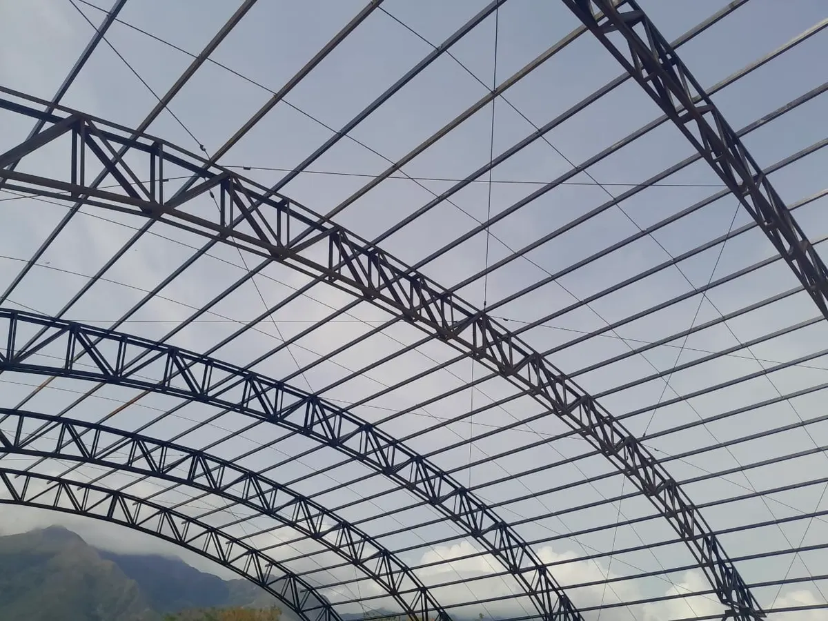 Arcos metálicos de una cubierta
