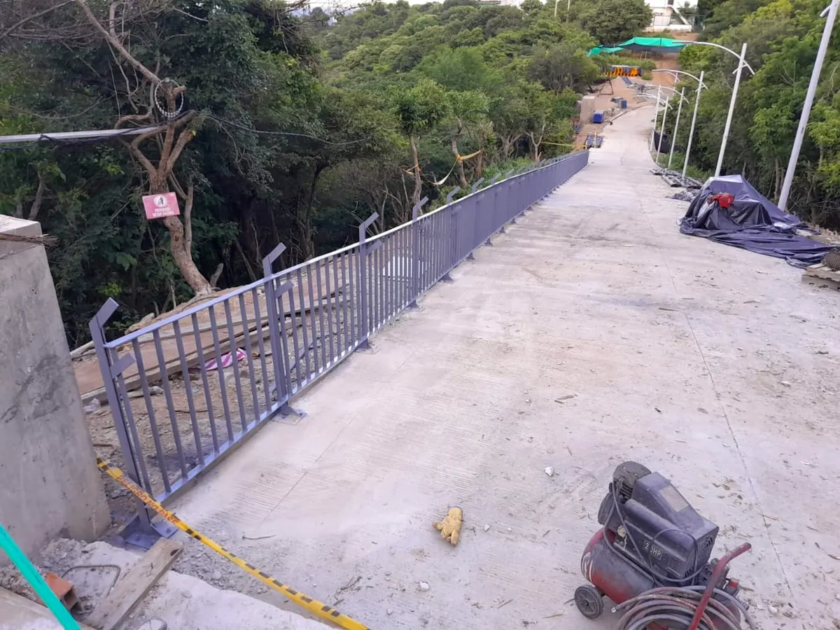 Baranda metálica peatonal