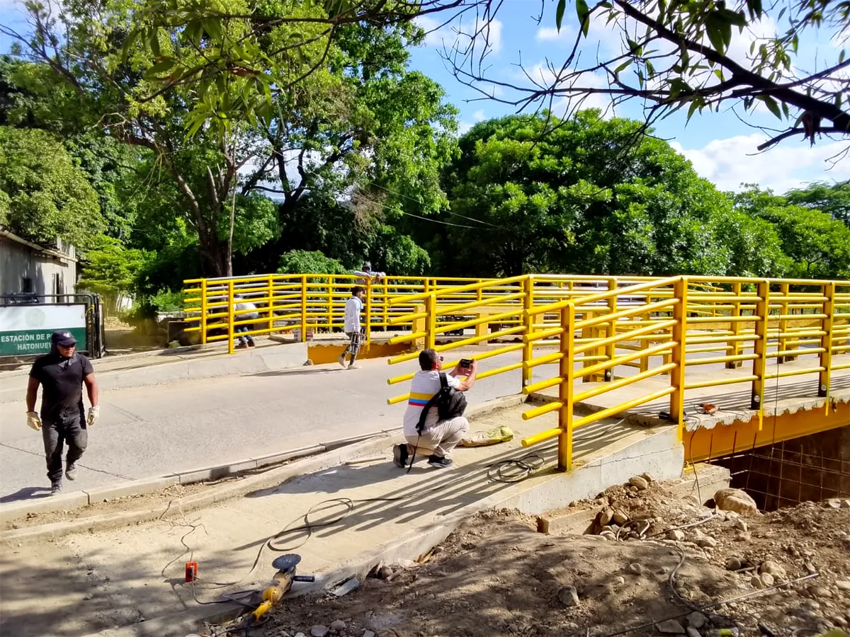 Baranda metálica de puente