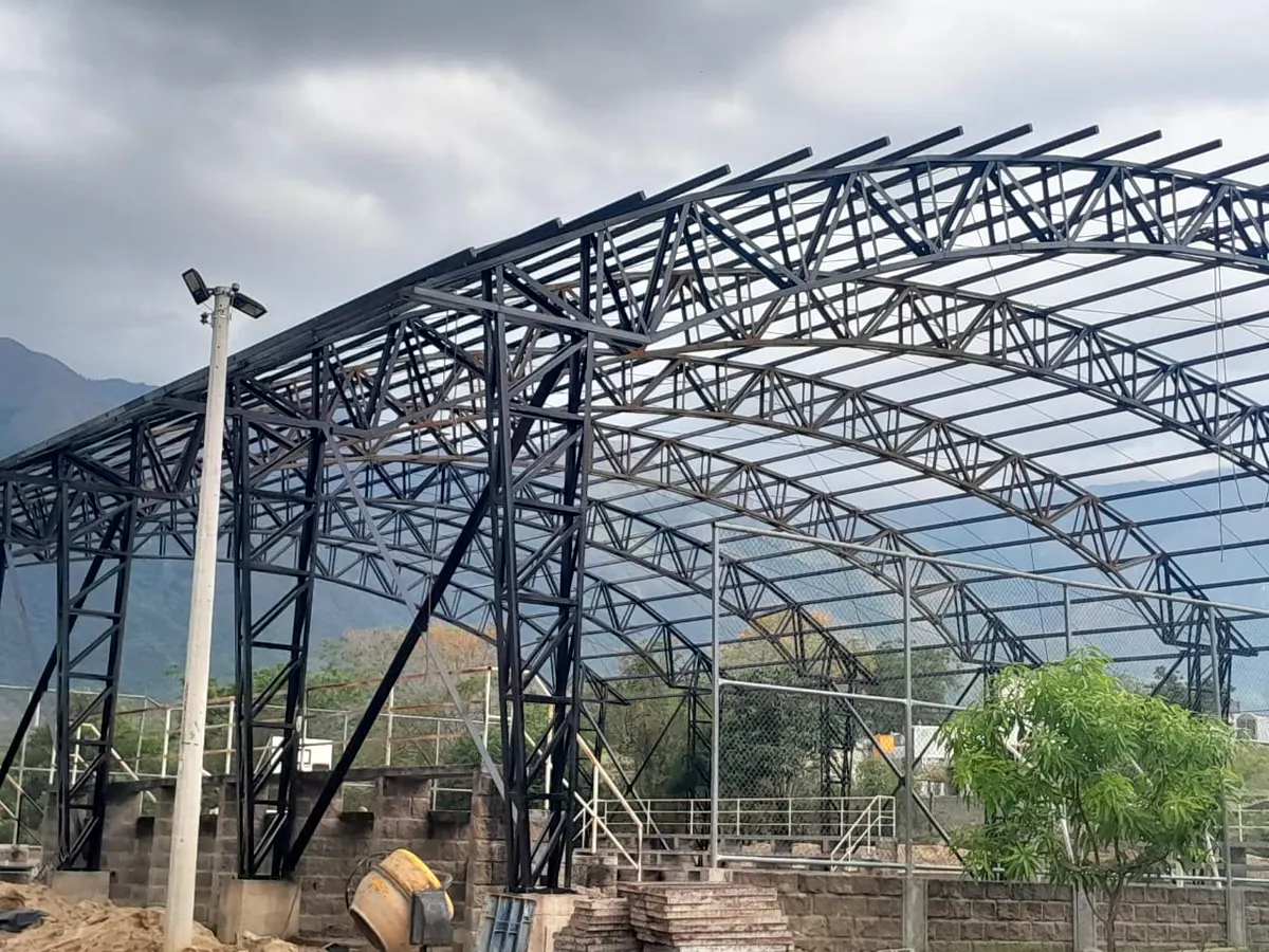Cubierta en arco con cerchas metálicas fabricada por JyM Servicio