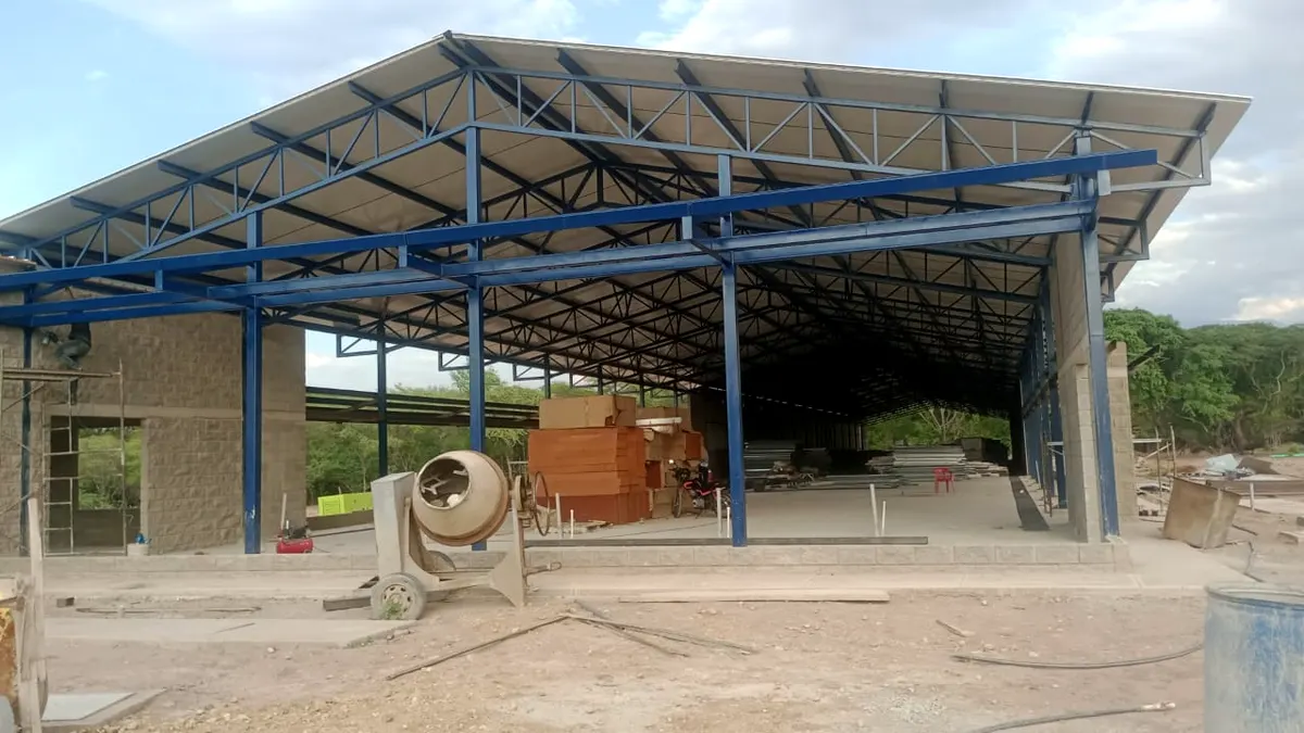 Nave con cerchas metálicas